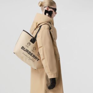 標籤印花手提包